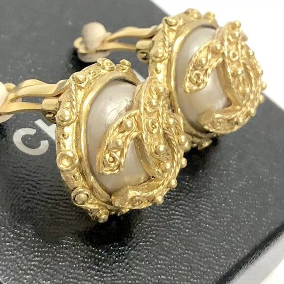 CHANEL CC Logos Pearl Round Clip-On Earrings Gold Tone 94A Auth w/Box D-b1151229 - Picture 6 of 16